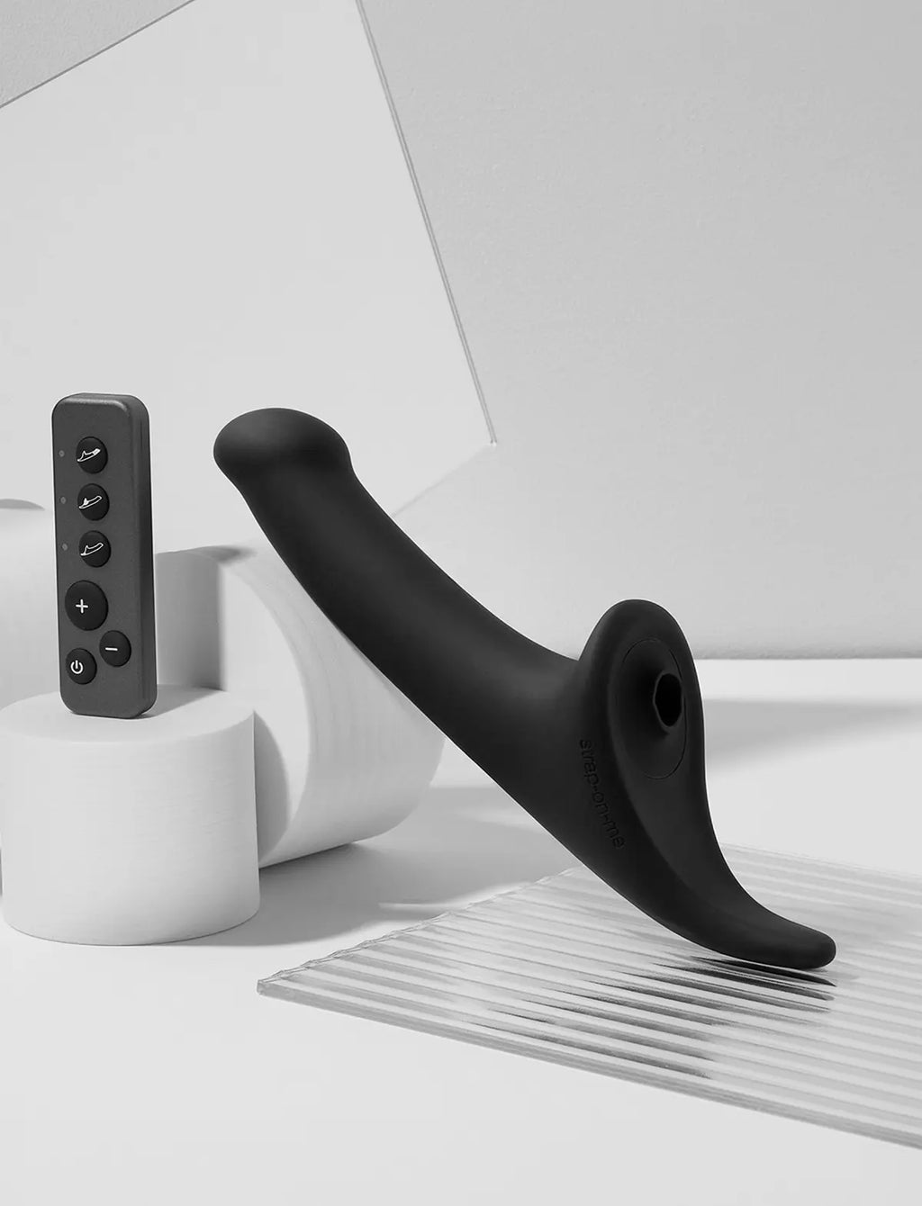 Dildo semi-réaliste noir multi-orgasme Strap-On-Me, texture douce avec forme anatomique