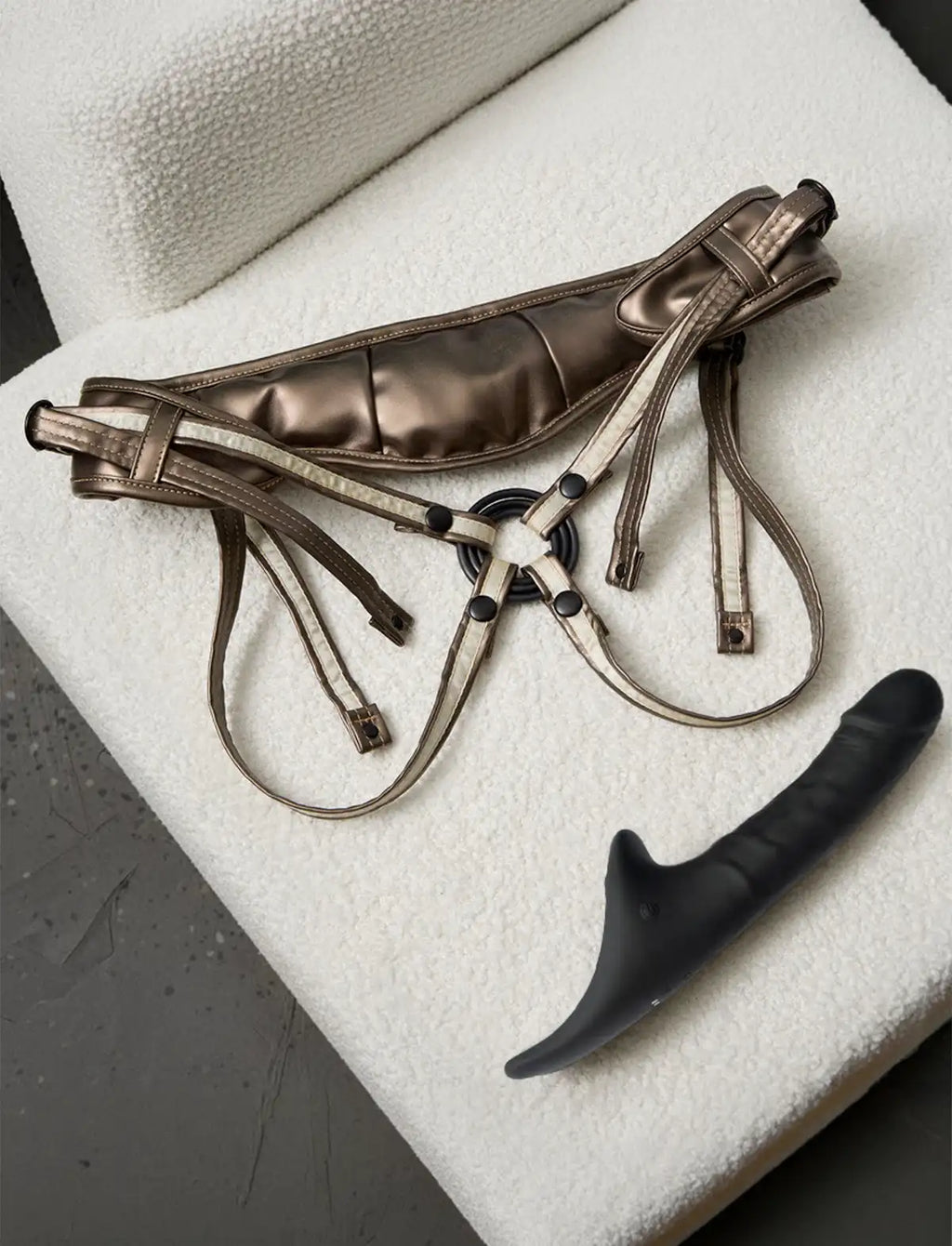 Dildo réaliste noir multi-orgasme Strap-On-Me, texture douce avec design anatomique détaillé