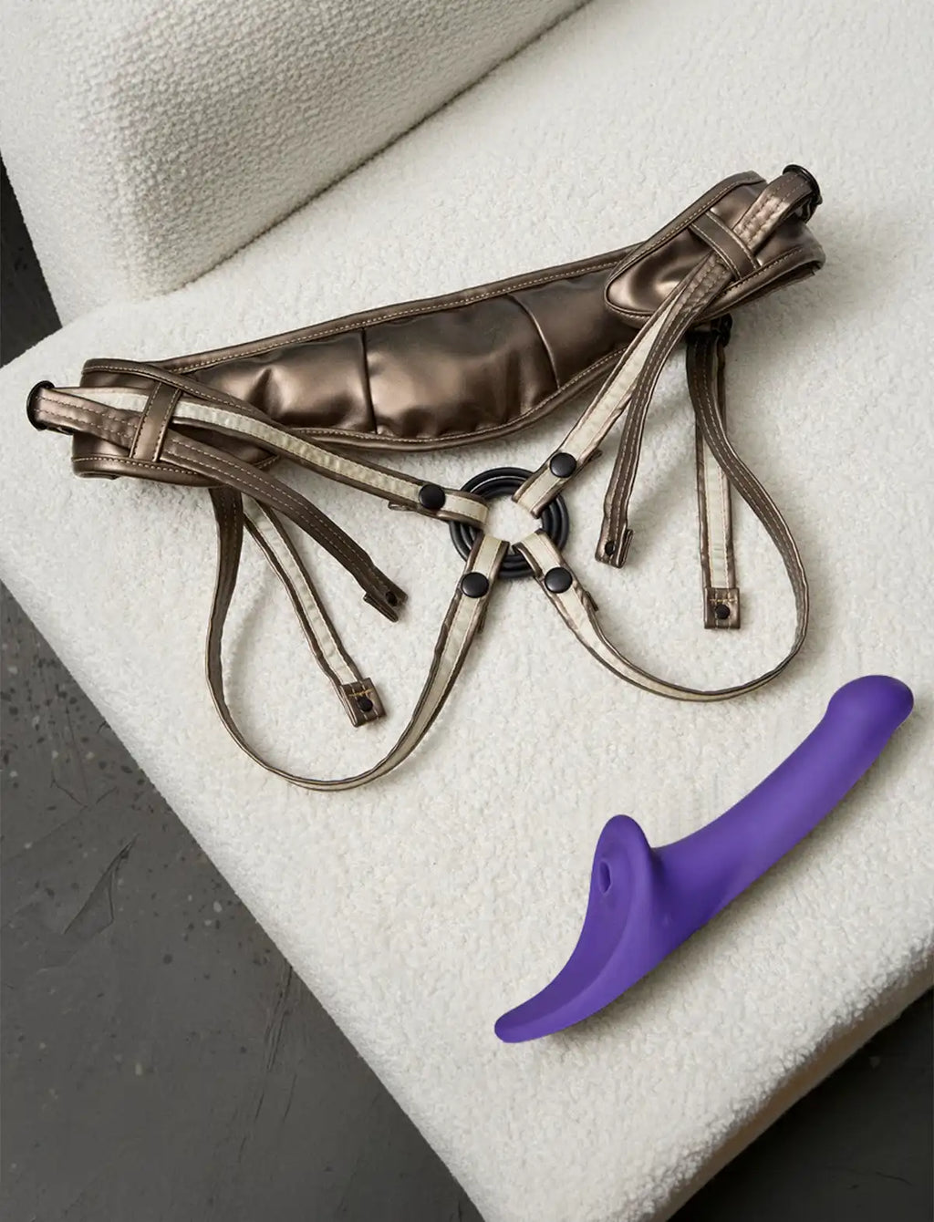 Dildo semi-réaliste violet multi-orgasme Strap-On-Me, texture douce avec forme anatomique