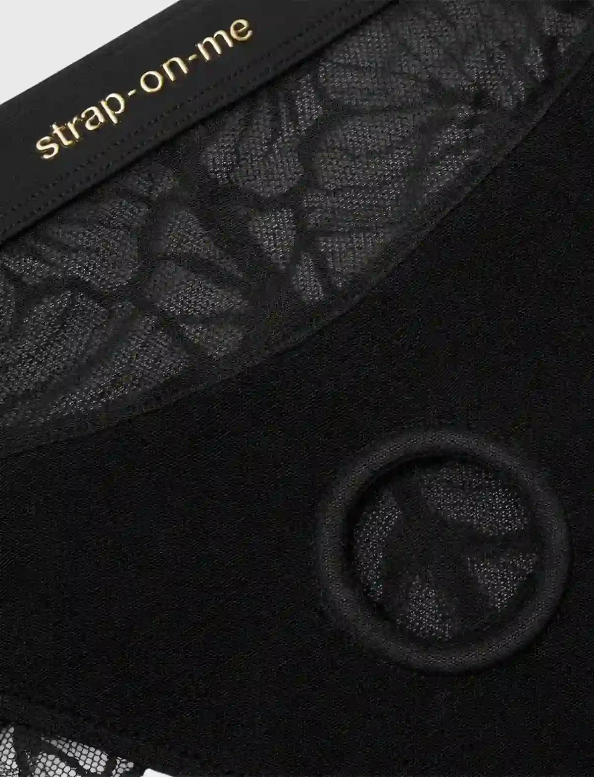 Central ring and fabric detail of the Sublime black lingerie harness – strap-on-me®