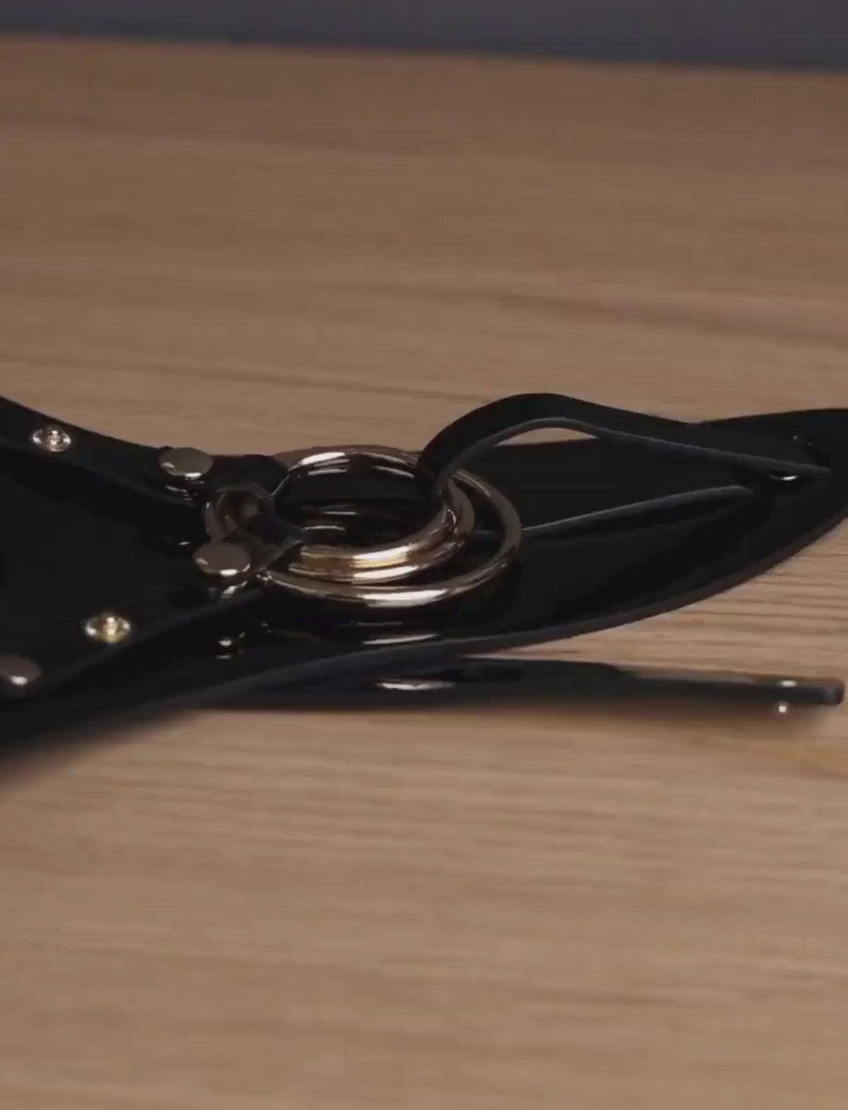 Harnais Similicuir Fabulous Rouge Vernis -  video - strap-on-me