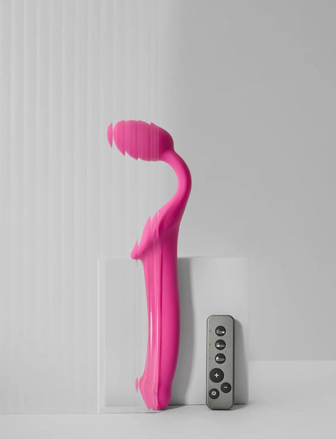 Vibrating fuchsia strap-on with rechargeable remote control – 3 motors – strap-on-me