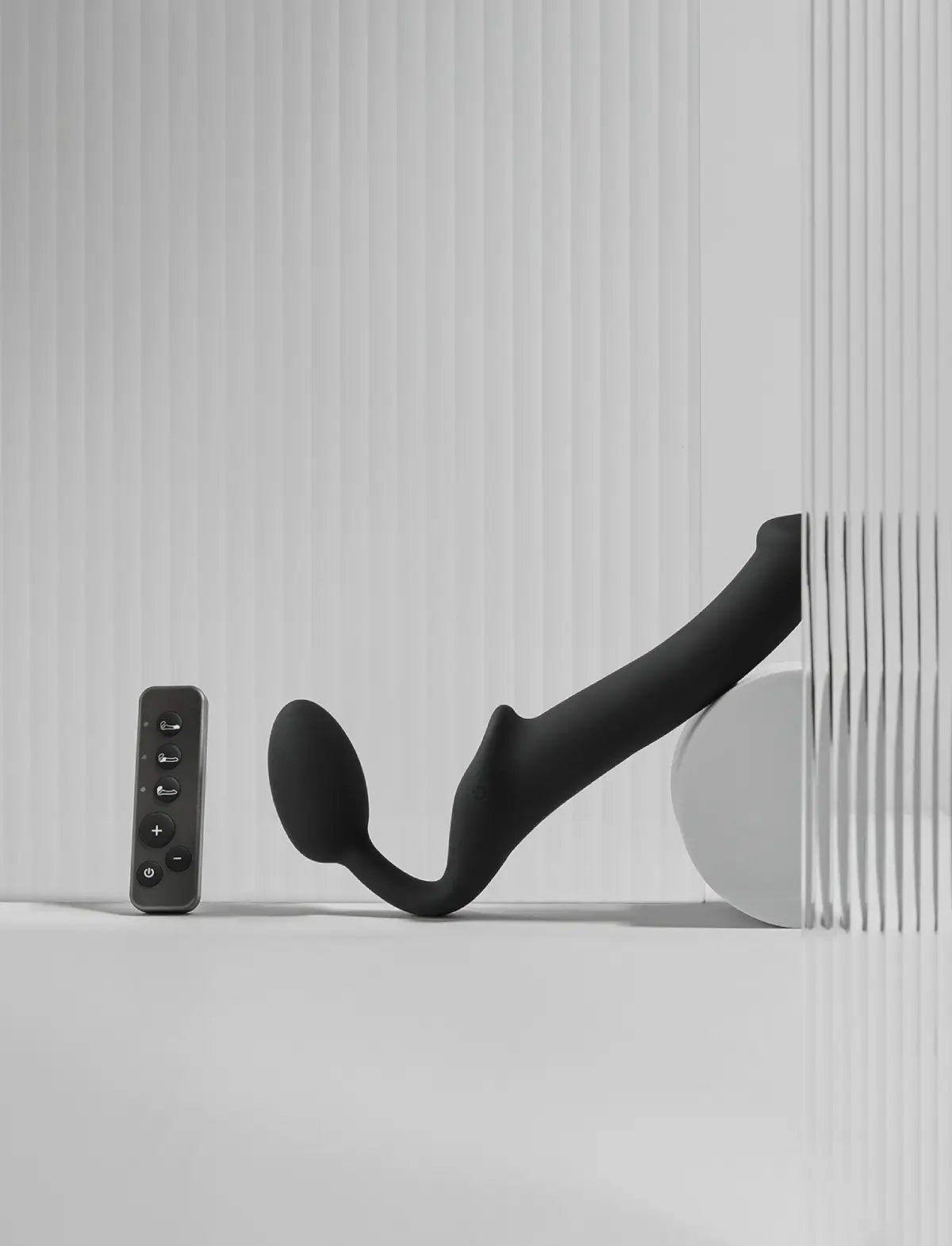 Strap-on vibrant noir avec télécommande rechargeable – 3 moteurs – Strap-on-me