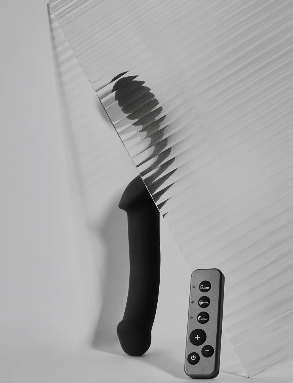 Strap-on vibrante nero con telecomando ricaricabile – 3 motori – strap-on-me