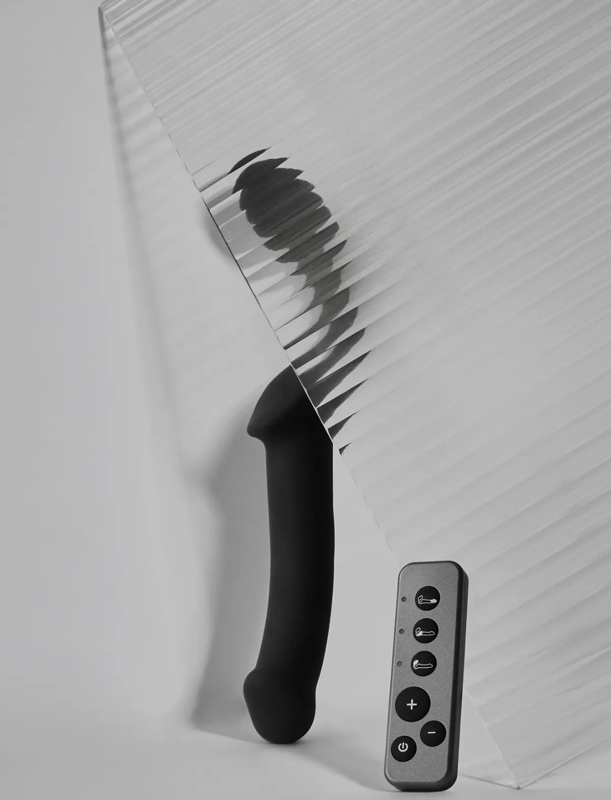 Strap-on vibrante nero con telecomando ricaricabile – 3 motori – strap-on-me