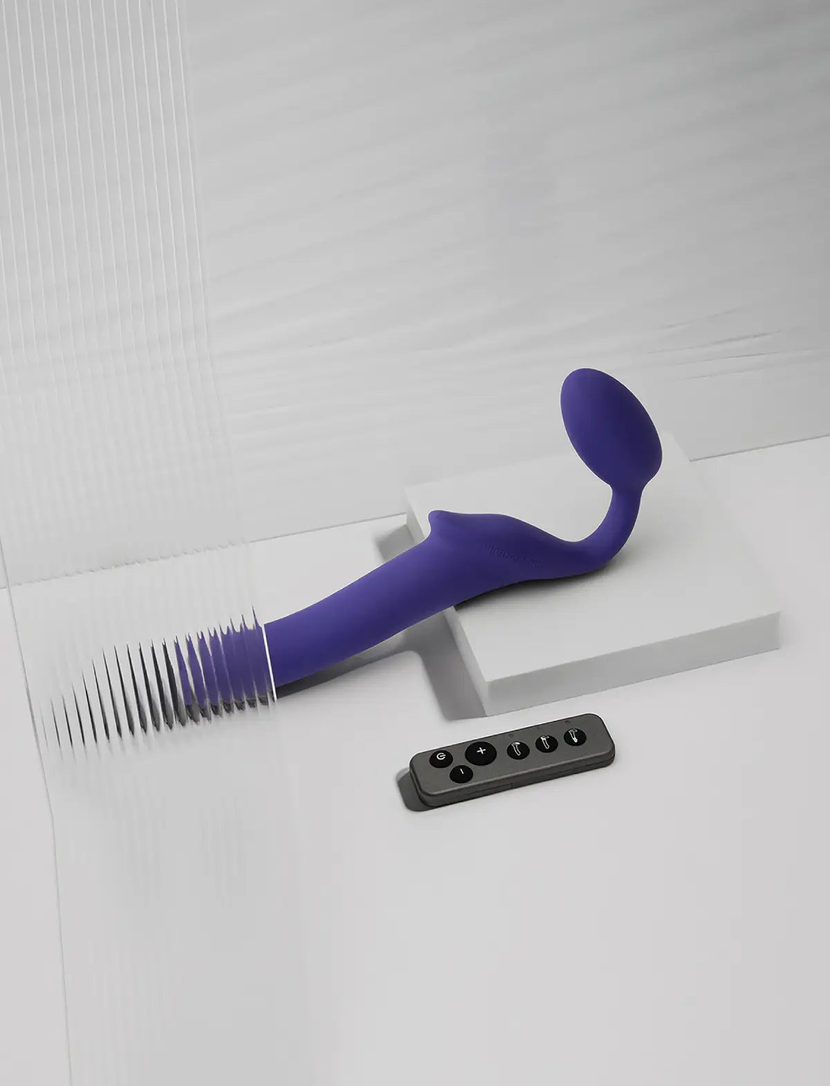 Strap-on vibrante viola con telecomando ricaricabile – 3 motori – strap-on-me