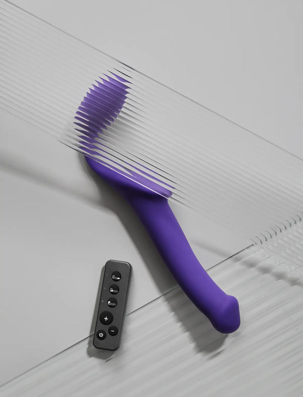 Strap-on vibrante viola con telecomando ricaricabile – 3 motori – strap-on-me